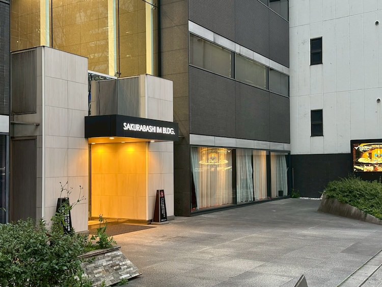 左側に桜橋IMビルがあります