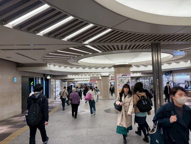 阪神大阪梅田駅 百貨店口前を通りディアモール大阪に向かう